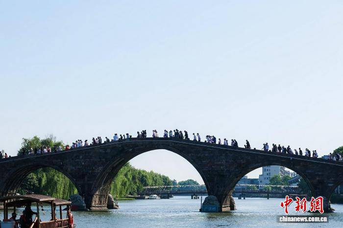 浙江杭州：民众走“运”度假期